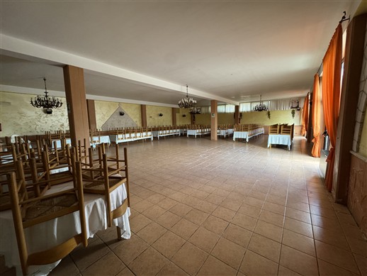 Intera Struttura Ricettiva Con Varie Sale Ristorante, Ampi Spazi Esterni Curati.